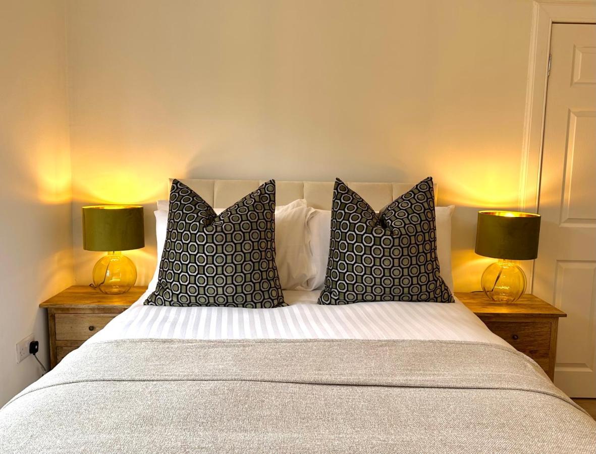Stylish 3 Bedroom City Retreat Пърт Екстериор снимка