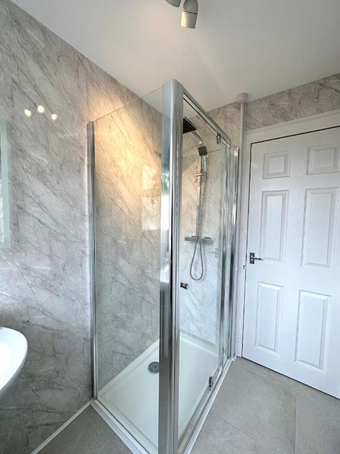 Stylish 3 Bedroom City Retreat Пърт Екстериор снимка