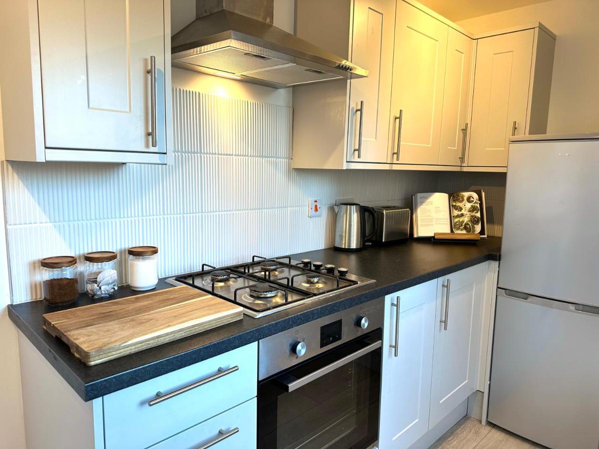 Stylish 3 Bedroom City Retreat Пърт Екстериор снимка